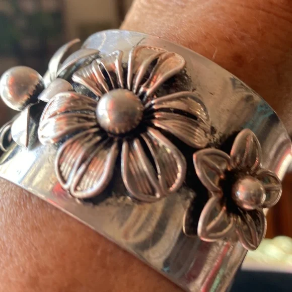 Vintage Floral Silver Toned Cuff Bracelet - Picture 3 of 13